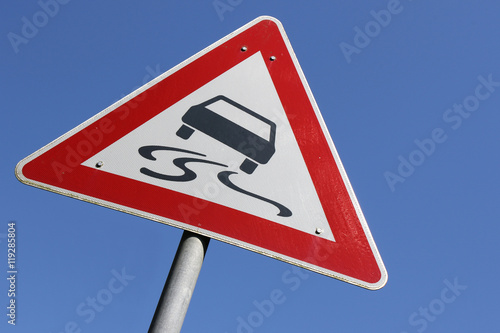 Poster Deutsches Verkehrszeichen: Schleudergefahr bei Nässe oder Schmutz