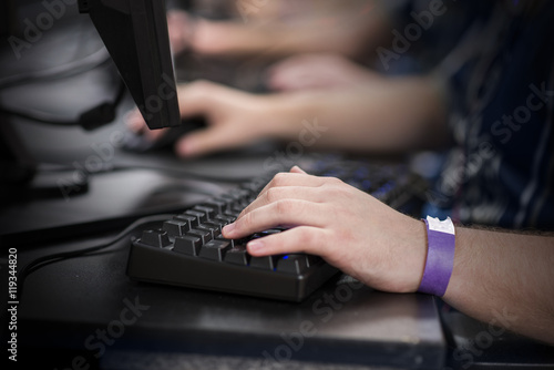 Plakat ręka na klawiaturze podczas gry