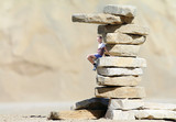 Fototapeta Kamienie - подросток на камне