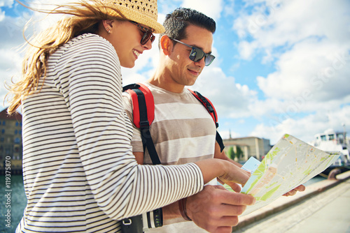 Foto Junge touristische Paare, die eine Karte betrachten