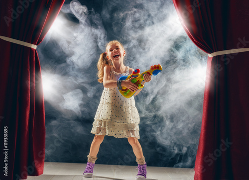 Plakat dziewczyna gra na gitarze na scenie