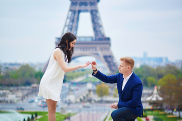 Wall Mural - Romantic engagement in Paris