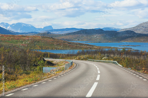 Fotografía Beautiful vibrant fall autumn landscape of national park near border of Finland,
