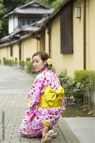 浴衣 着物 女性 ポートレート 全身 緑 屋外 外 振り返る カメラ目線 Stock 写真 Adobe Stock 浴衣 着物 女性 ポートレート 全身 緑 屋外 外 振り返る カメラ目線 Stock 写真 Adobe Stock