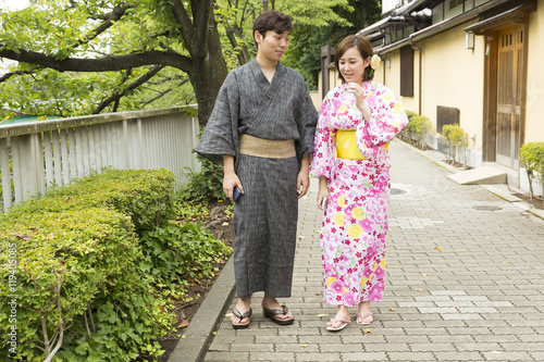 浴衣 着物 男女 カップル ポートレート 全身 緑 屋外 外 通り Stock Photo Adobe Stock 浴衣 着物 男女 カップル ポートレート 全身 緑 屋外 外 通り Stock Photo Adobe Stock