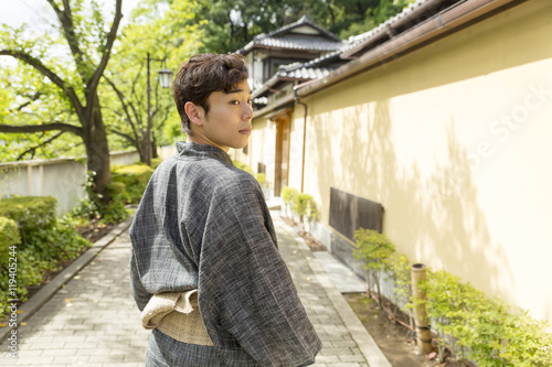 浴衣 着物 男性 ポートレート 全身 緑 屋外 外 振り向く カメラ目線 Adobe Stock でこのストック画像を購入して 類似の画像をさらに検索 Adobe Stock 浴衣 着物 男性 ポートレート 全身 緑 屋外 外 振り向く カメラ目線 Adobe Stock でこのストック画像を購入して 類似の画像をさらに検索 Adobe Stock