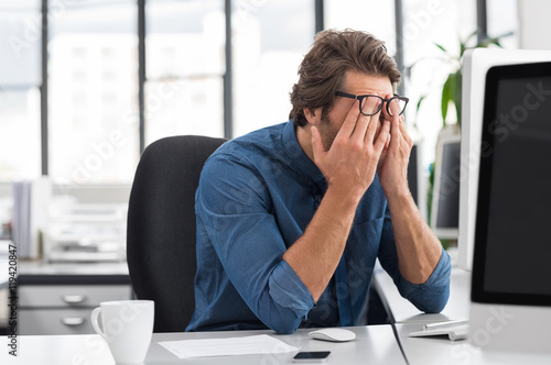 Cuadros en Lienzo Stressed young businessman