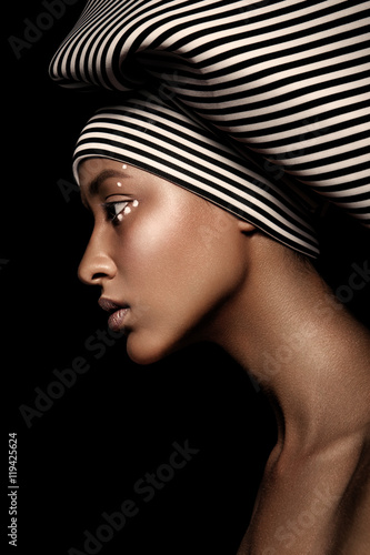 Jeune modèle de mode magnifique avec écharpe et maquillage sur fond sombre Tableau sur Toile