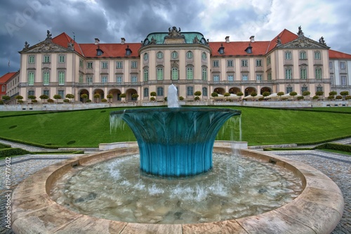 zamek-krolewski-w-warszawie-w-pochmurny-dzien-widok-od-strony-fontanny