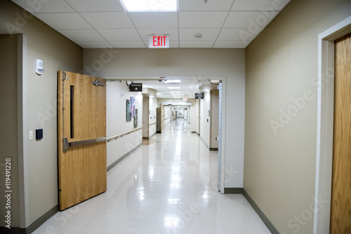 Plakat Biały korytarz szpitalny
