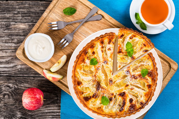 Sticker - Apple pie sprinkled with icing sugar decorated with mint leaves