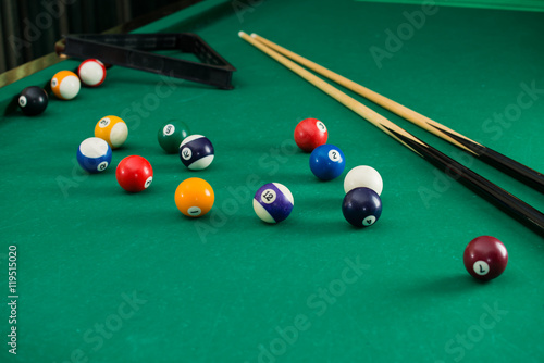 Plakat Kule bilardowe na zielonym stole z bilardem, Snooker, Pool g
