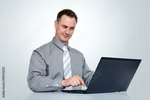 Fotografía Office man in shirt and tie with laptop on background