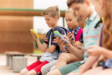 Canvas Print - elementary school students with smartphones