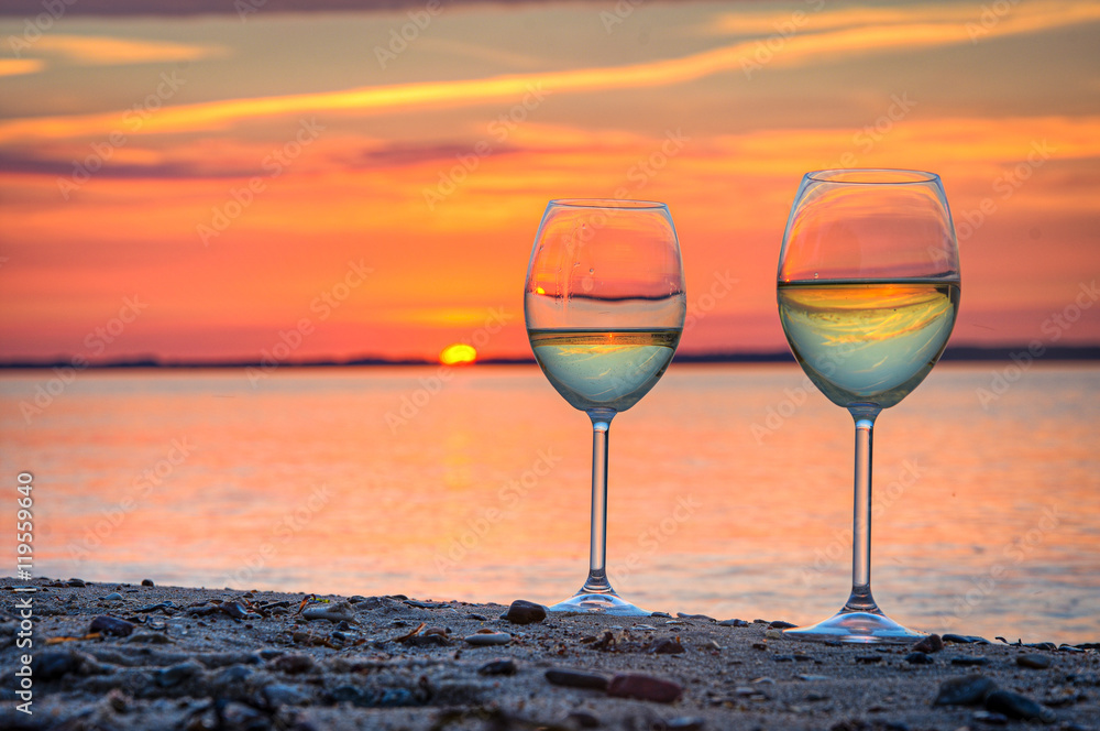 Weinglas am Strand Sonnenuntergang Stock Photo