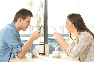 Sticker - Couple on line obsessed with smart phones