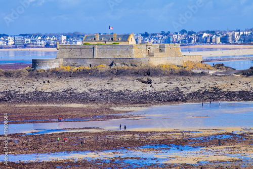 Pêche à Pied Sur La Plage De Saint Malo à Marée Basse Lors