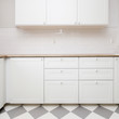 © annaia - modern skandinavisk köksinredning med gråvitt rutigt golv
