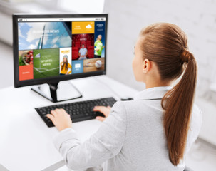 Canvas Print - businesswoman with internet page on computer