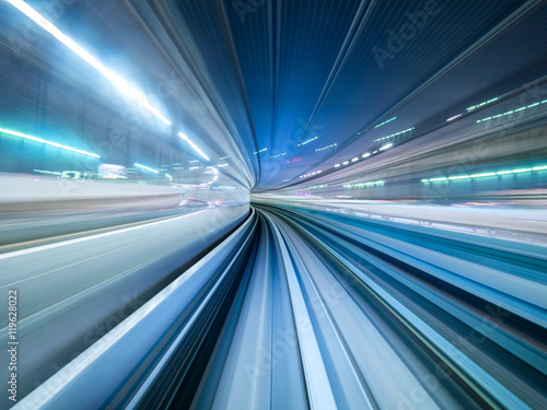 Fotografía Motion blur of train moving inside tunnel in Tokyo, Japan