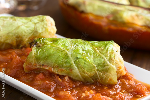 Fotografie, Obraz Vegetarische Kohlroulade gefüllt mit Reis, Paprika, Zwiebel und Karotte, servier