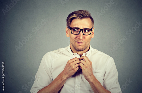 Zdjęcie XXL Nerwowy zestresowany mężczyzna czuje się niezręcznie, niecierpliwie pragnąc czegoś