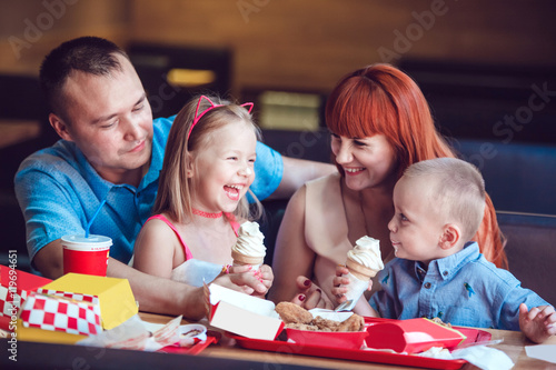 Plakat Szczęśliwy rodzinny łasowanie lody w restauraci