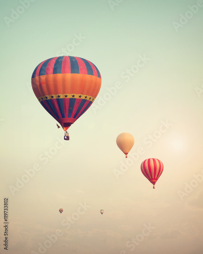 Naklejka na szafę Latające duże balony na niebie - vintage