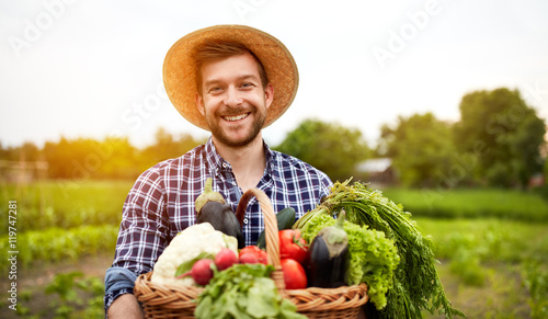 Cuadros en Lienzo Cheerful farmer with organic vegetables
