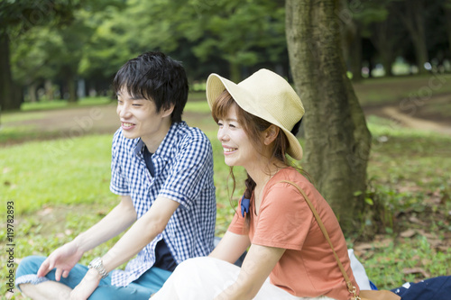 カップル 休日 公園 デート 横顔 笑顔 座る 遠くを見つめる 楽しい Buy This Stock Photo And Explore Similar Images At Adobe Stock Adobe Stock