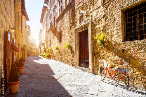 Plakat Uliczny widok w Pienza miasteczku w Tuscany regionie w Włochy