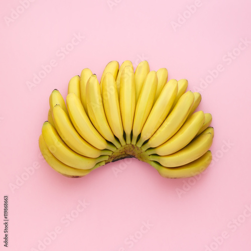 Fotografie, Obraz Top view of ripe bananas on a bright pink background