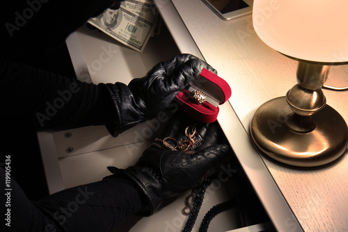 Fotografía Thief stealing jewellery