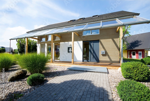 Haus Im Grunen Kaufen Sie Dieses Foto Und Finden Sie Ahnliche