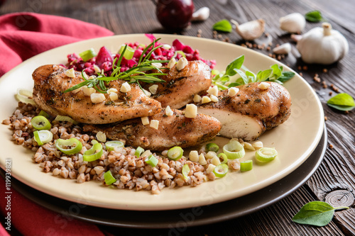 Fotografía Baked chicken breast with boiled buckwheat and steamed beetroot and onion