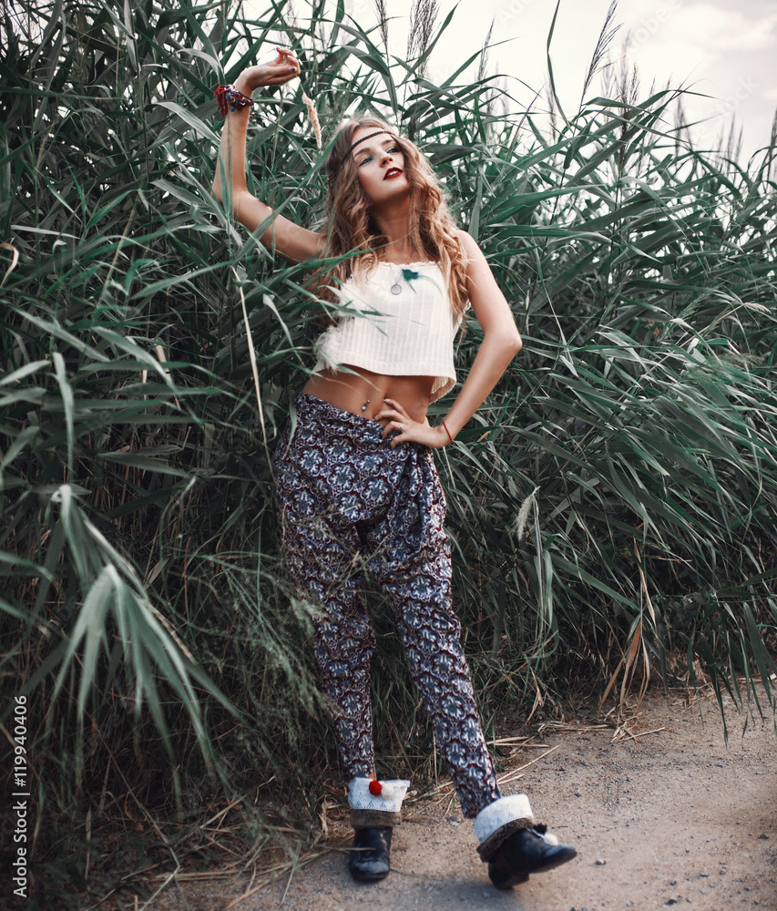 Obraz na płótnie Outdoor hippie portrait of young beautiful woman. Boho chic styl w salonie