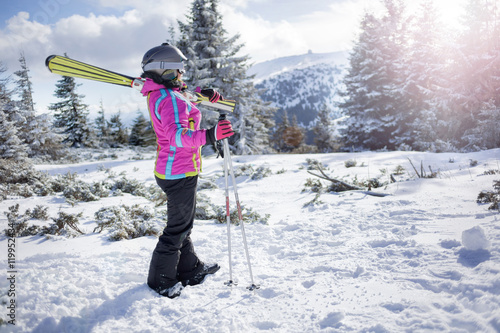Plakat szczęśliwa narciarz kobieta stojąca na górze pokryte śniegiem