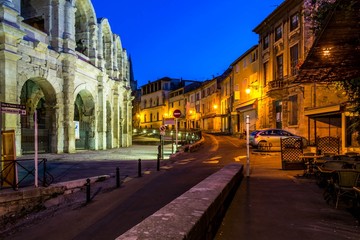 Wall Mural - Arles touristique la nuit.