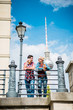 Touristen, Frau und Mann, genießen den Ausblick von einer Brücke auf der Museumsinsel in Berlin