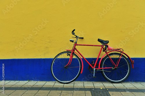 Old bike at the painted wall © Arseniy Krasnevsky
