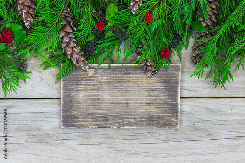 Fotografering Blank wood sign with holiday garland border