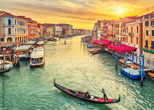 Cuadros en Lienzo Góndola cerca del puente de Rialto en Venecia, Italia