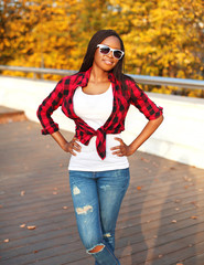 portrait beautiful smiling african woman wearing a sunglasses, r