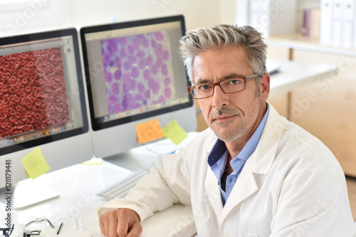 Fotografía Portrait of microbiology scientist in office