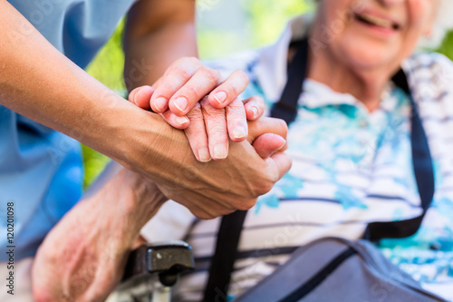 Fotografía Nurse consoling senior woman holding her hand