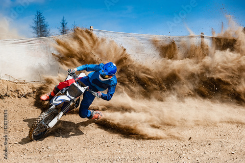 Obrazy Wyścigi Motocyklowe  zawodnik-motocrossowy-tworzy-duza-chmure-kurzu-i-gruzu