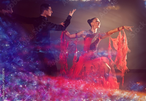 Fotografía Professional ballroom dance couple preform an exhibition dance