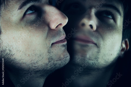Fotografie, Obraz Retrato del rostro de un hombre reflejado en un espejo