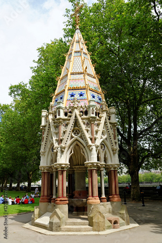 Cuadros en Lienzo Buxton Memorial standing in Victoria Tower Gardens next to the Houses of Parliam