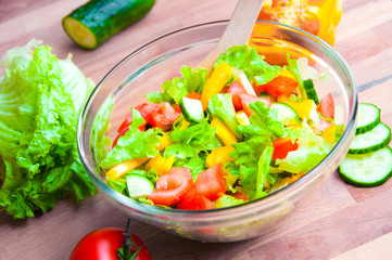 Canvas Print - Vegetable salad in a glass bowl